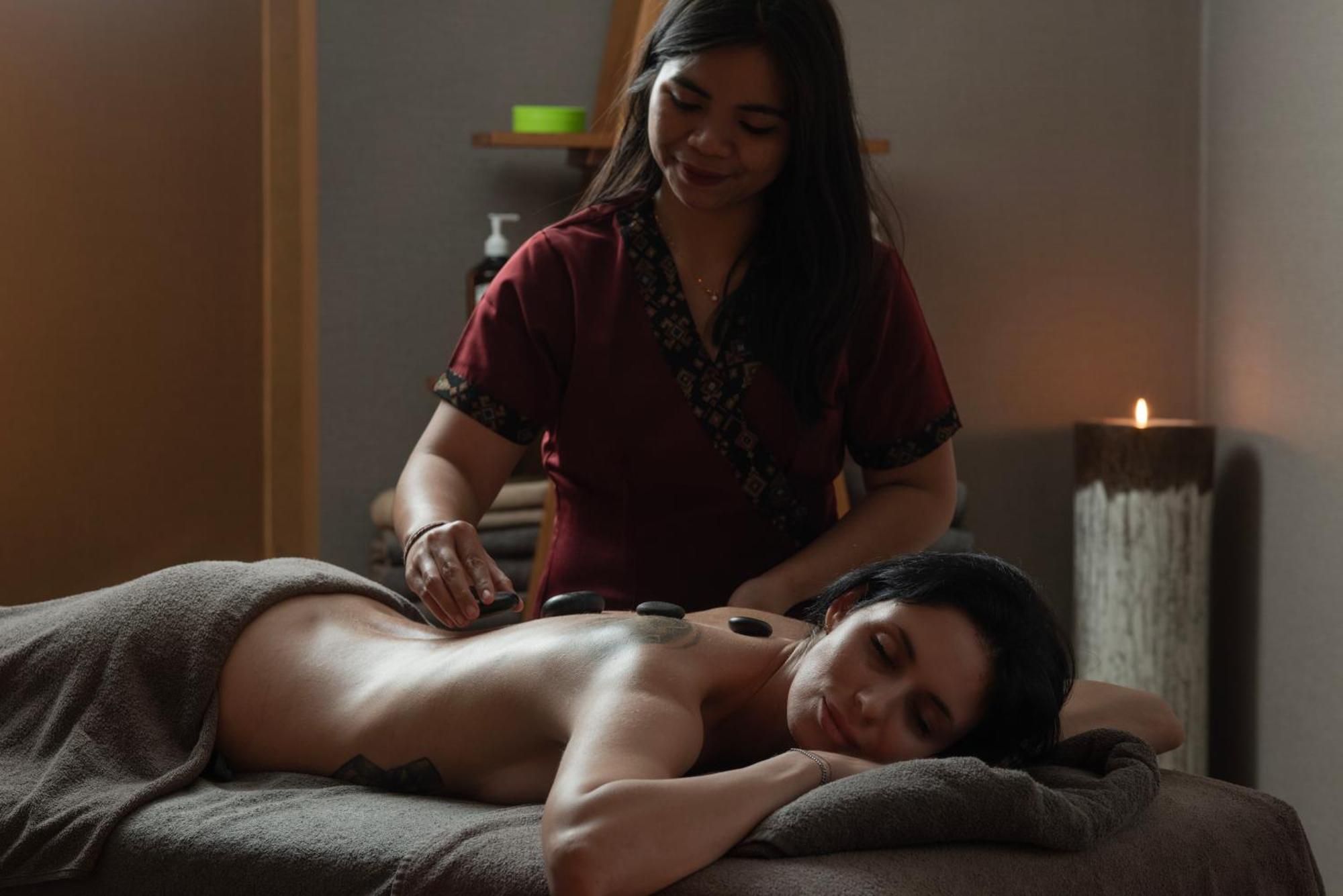 Day One Beach Resort & Spa - Adult Only Alanya Exterior foto A woman receiving a hot stone massage