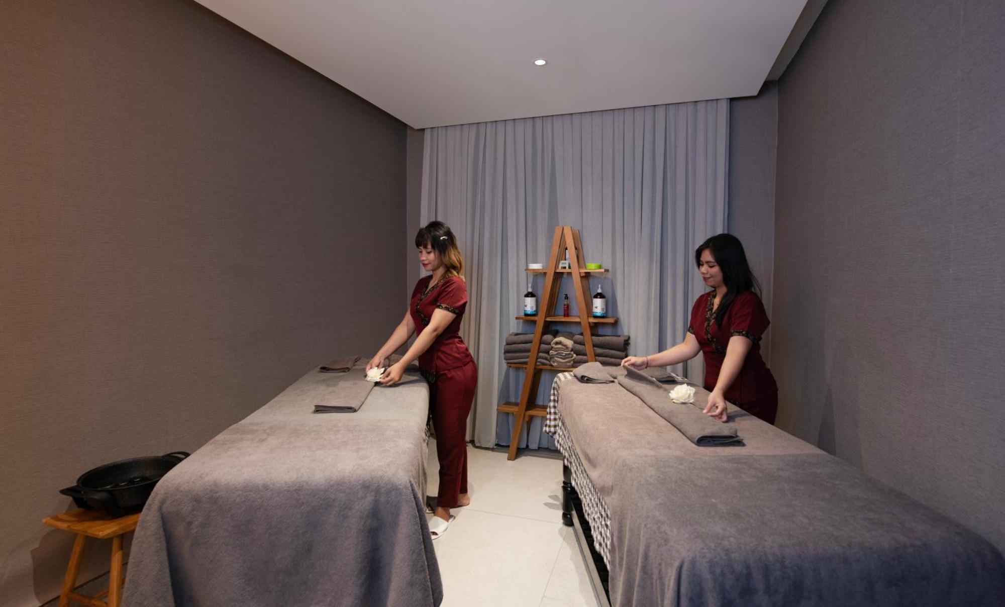 Day One Beach Resort & Spa - Adult Only Alanya Exterior foto Thai massage therapists at work