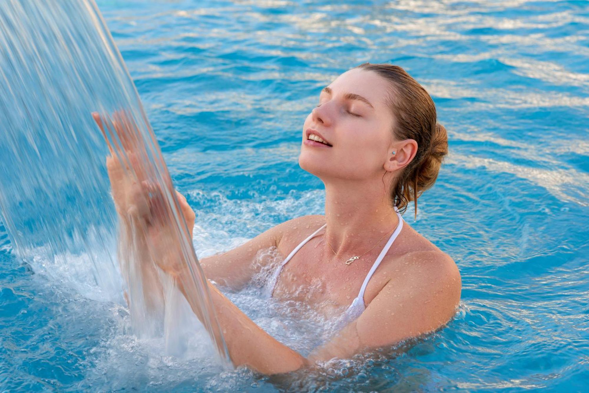Day One Beach Resort & Spa - Adult Only Alanya Exterior foto A woman relaxing in a swimming pool