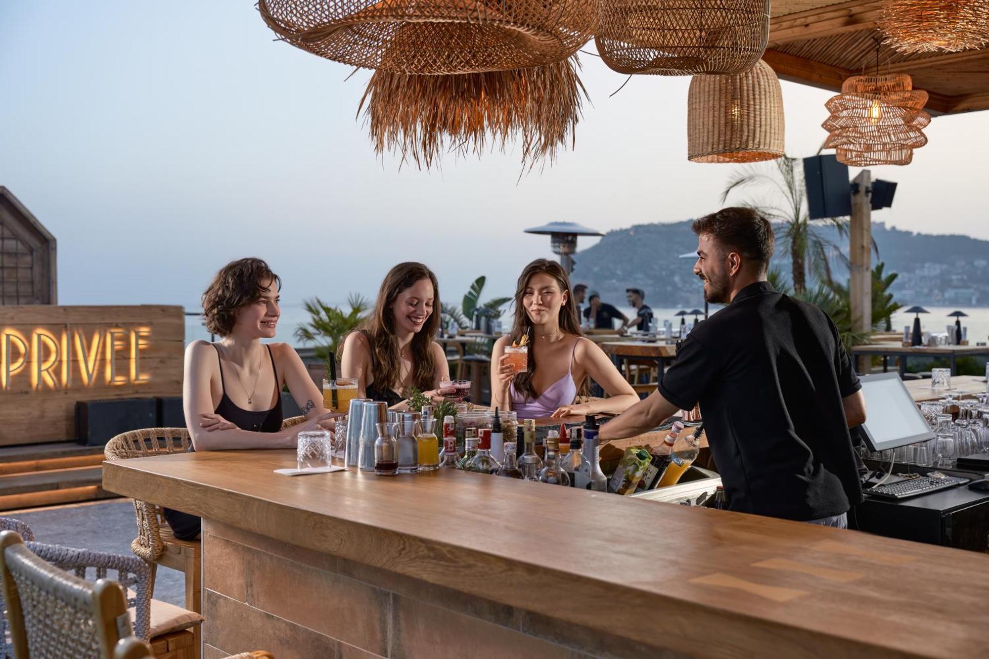 Day One Beach Resort & Spa - Adult Only Alanya Exterior foto The bar at the hotel