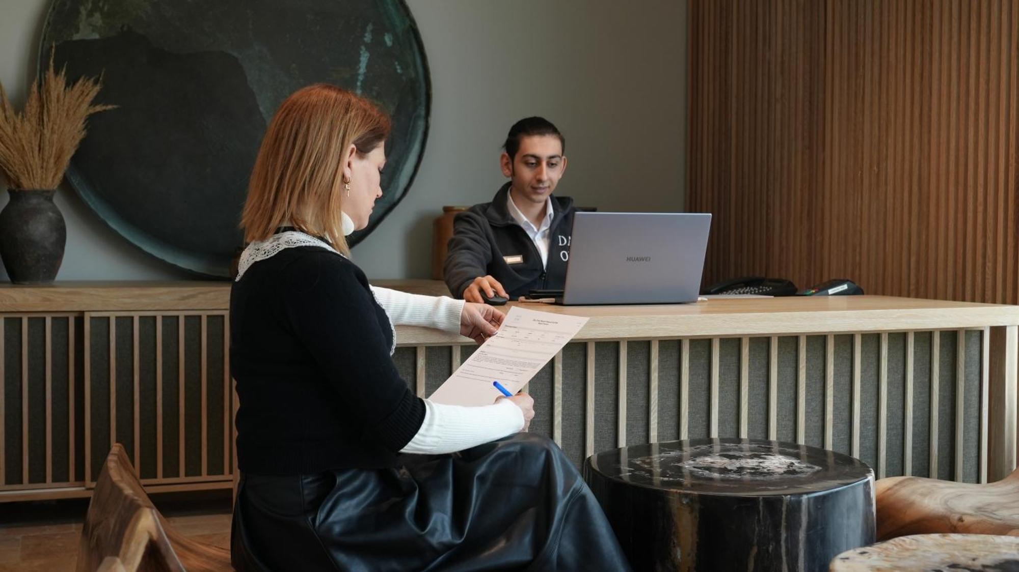 Day One Beach Resort & Spa - Adult Only Alanya Exterior foto A hotel receptionist