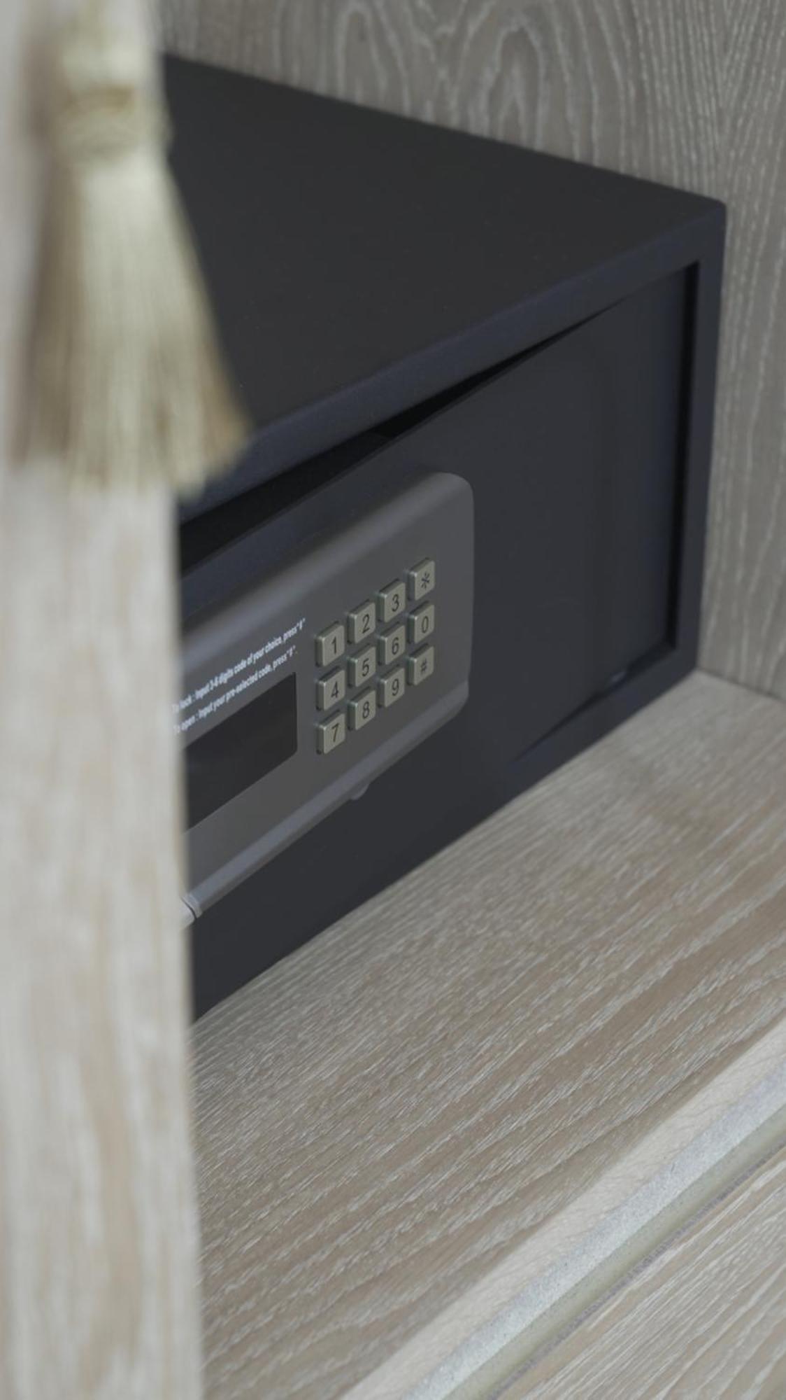 Day One Beach Resort & Spa - Adult Only Alanya Exterior foto A safe in a hotel room